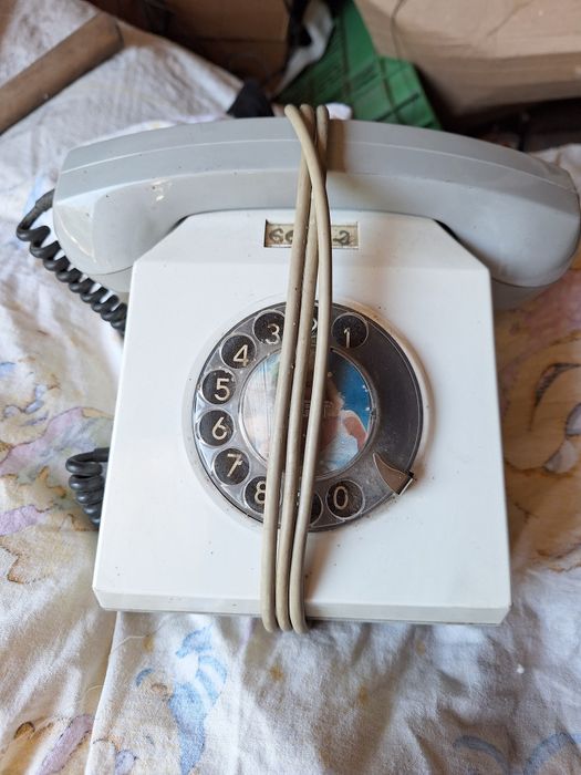 Telefoane vechi dar funcționale.