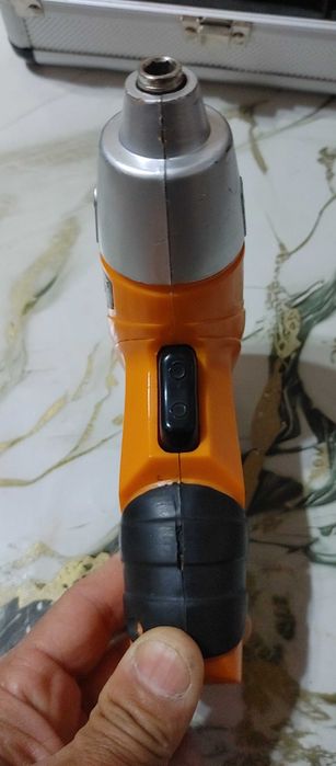 Продам акумуляторая электро атвертка полный набор