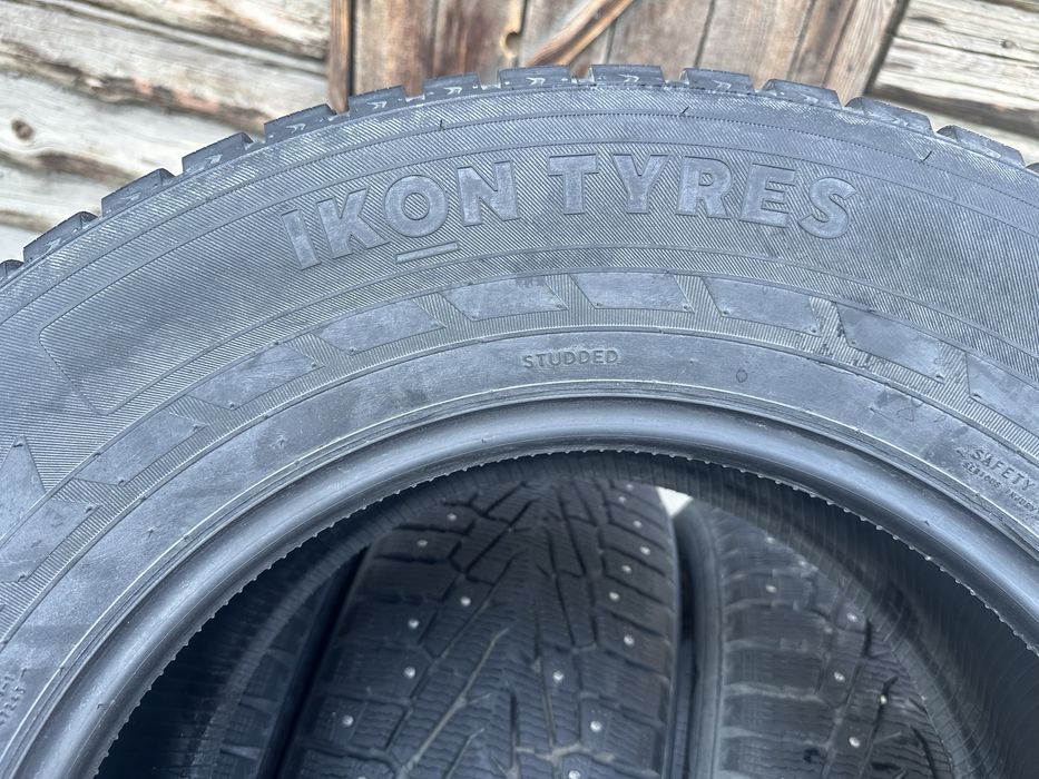Продам зимние шины 285/60 R18.