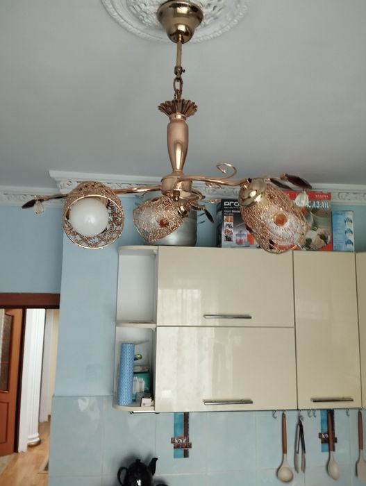 Продам люстры потолочные
