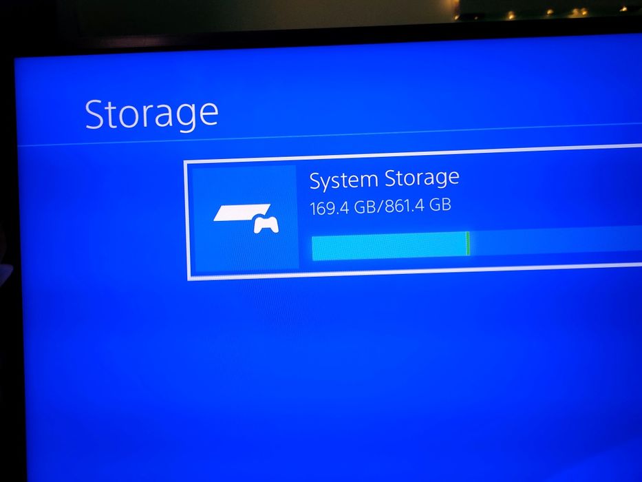 PlayStation 4 Pro 1TB + 4 игри + DualShock 4