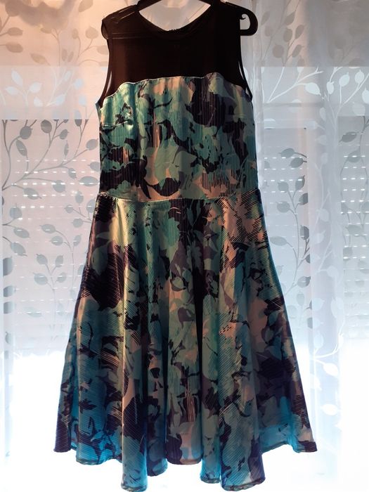 Vând această rochie albastră verzui