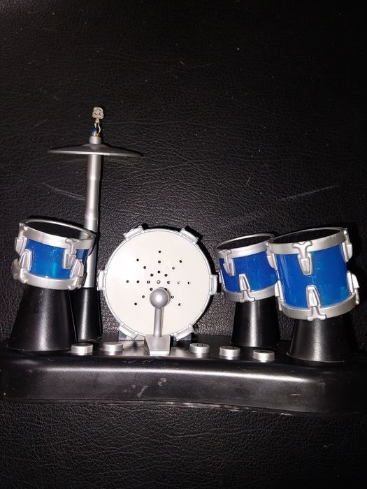 Дървена кукла ,тениски с българска носия,детски мини барабани и други