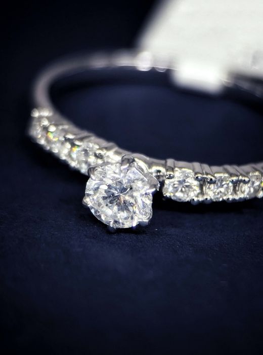 кольцо из белого золото.