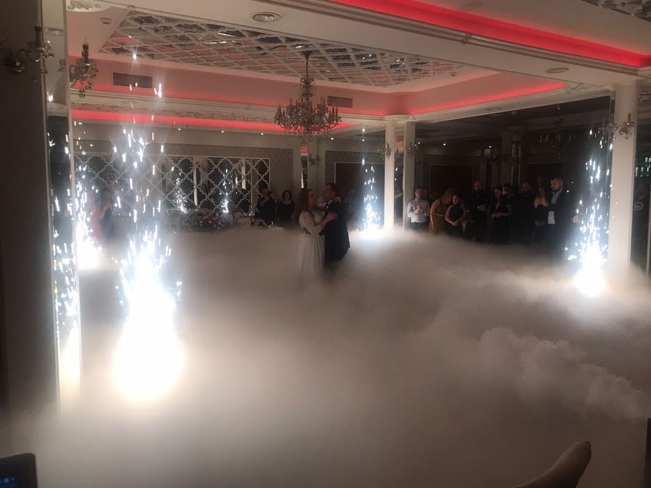 Fum greu si vulcani pentru dansul mirilor DJ/MC