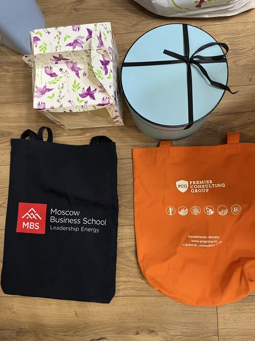 Отдам даром посуду и чемодан