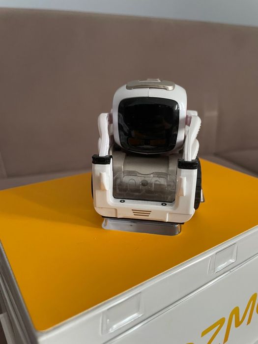 Робот Anki Cozmo на радиоуправлении Anki