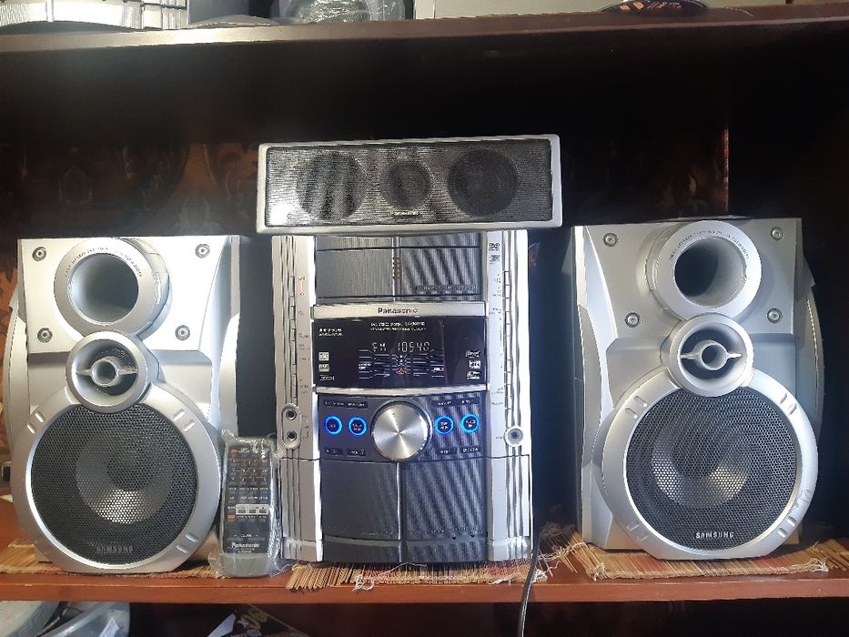 Продаётся музыкальный центр.