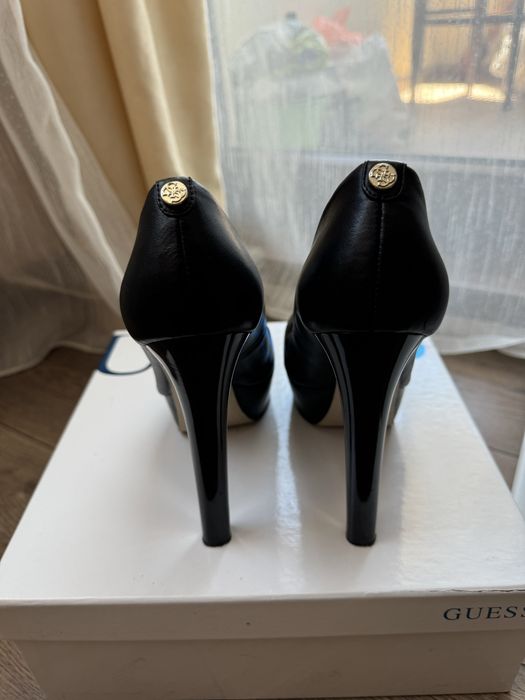 Обувки и сандали Guess