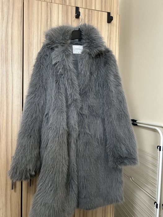 Дълго сиво палто