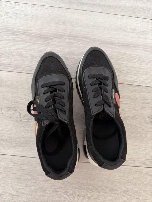 Продам кроссовки