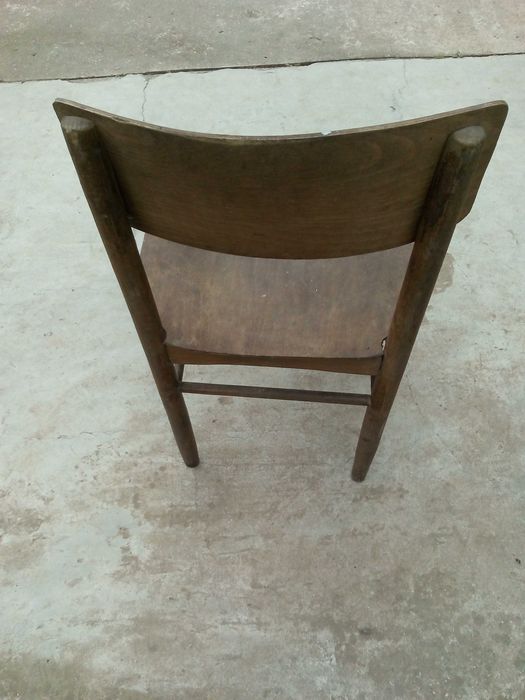 Стар дървен стол