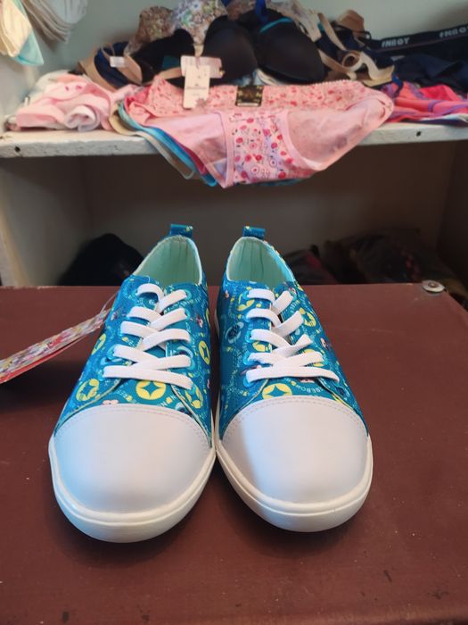 Продам детскии обувь.