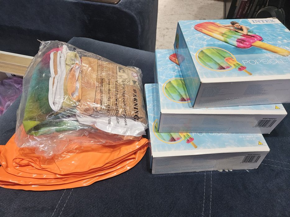 4 надувных матраса на воде