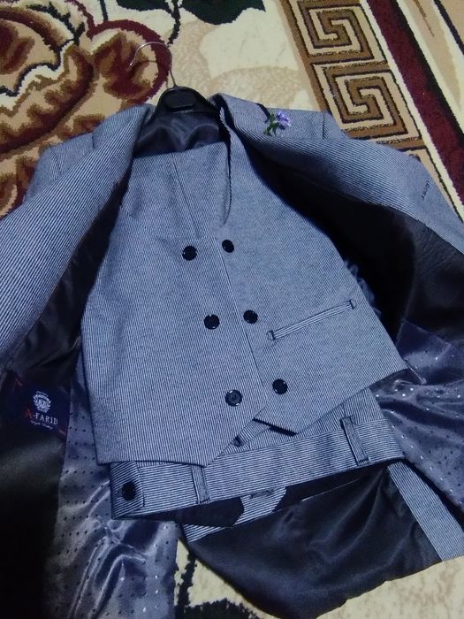 Костюм тройка в отличном состоянии на 8-10лет