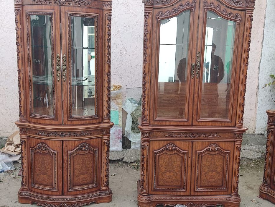 Продам комод и два серванта витрины