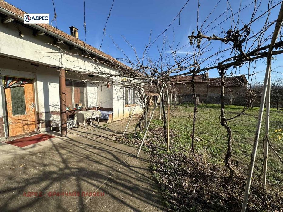 Къща в Плевен, област-с.Комарево площ 66 цена 13805