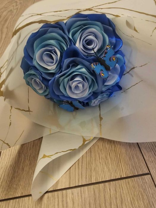 Realizez aranjamente florale și buchete de trandafiri din satin