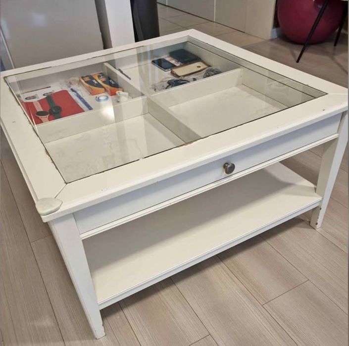 Măsuță cafea albă cu sticlă și sertar, living, stare bună