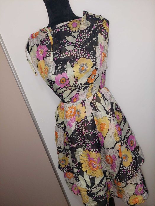 Rochie de vară din voal imprimeu floral, volănașe si fundite la umeri