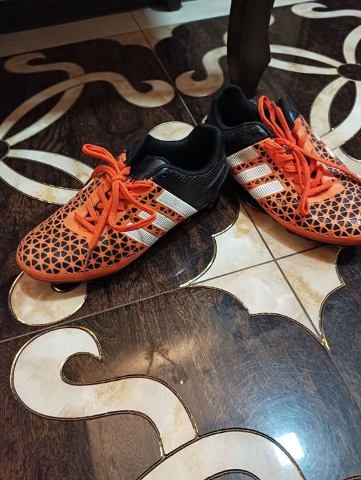 Бутсы ADIDAS Черно оранжевый.