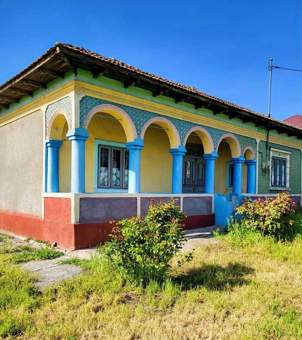 Casă caramida Radoiesti cu teren de 1.138 mp și deschidere la două străzi – 50.000 lei negociabil