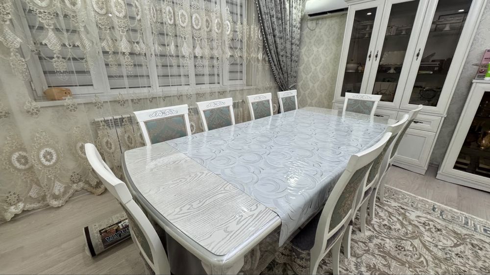 Стол стулья гостиной