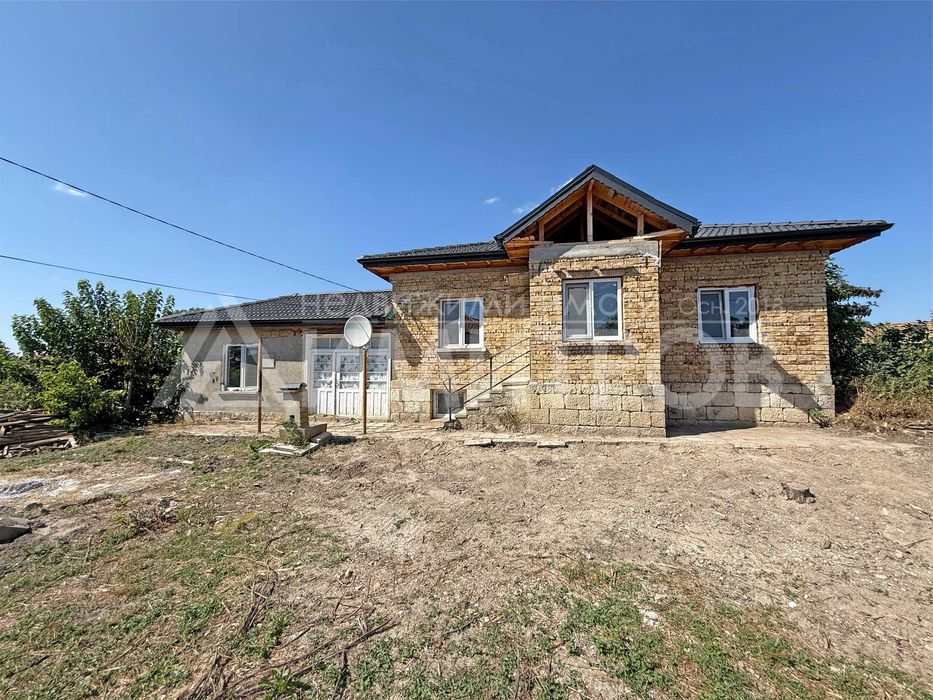 Продава се самостоятелна тухлена къща в гр. Плиска с двор близо 2 дка.