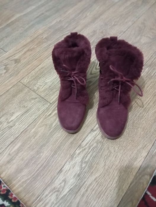 Продам подрасковые ботинки для девочек .