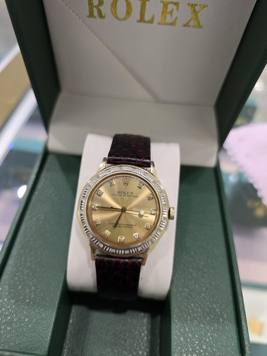 Продам золотые Ролексы с россыпью бриллиантов.