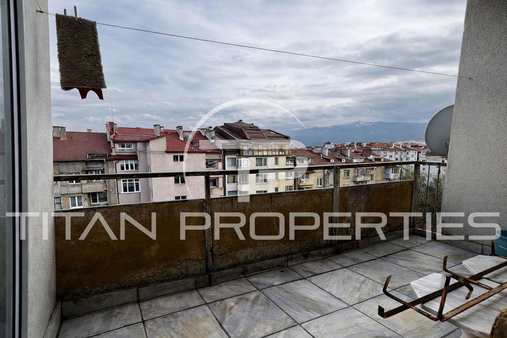 Тристаен за продажба в Център