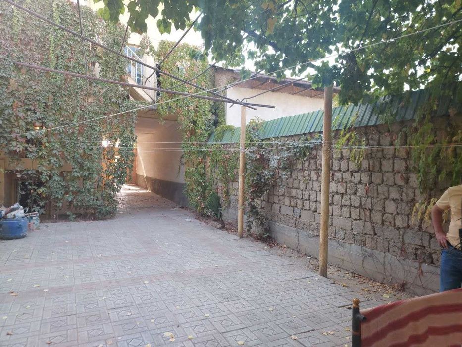 Jizzah Shahrida hovli sotiladi