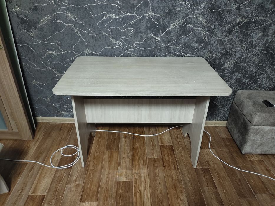 Продам кухонный стол и табуретки.