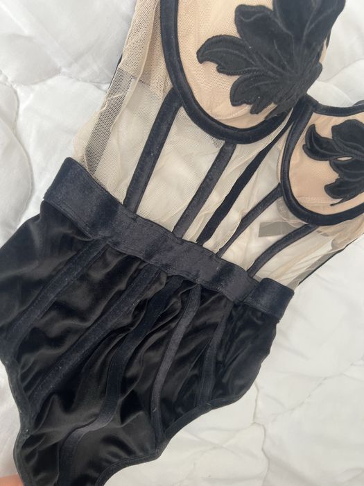 Lenjerie Victoria Secret tip body cu corset