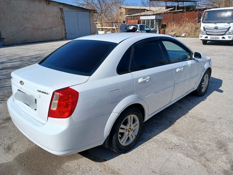 Ласетти 1,8 тезда сотилади