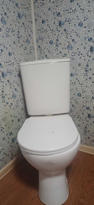 Продам унитаз с бочком