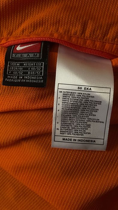 ново, оригинално спортно горнище на Nike