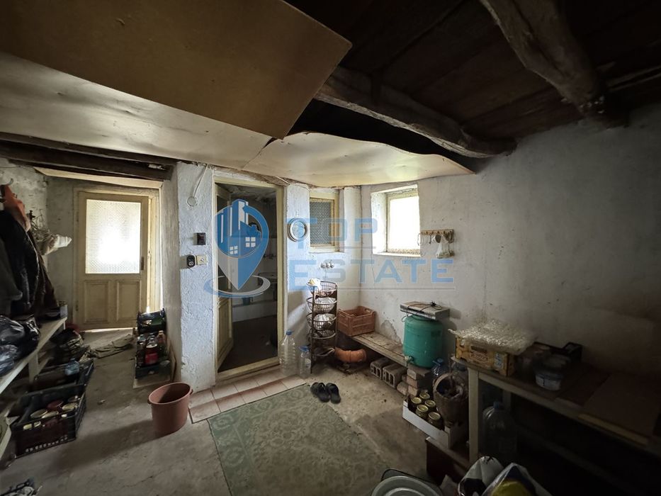 Къща с голям двор и допълнителни постройки в село Янтра, област Велик