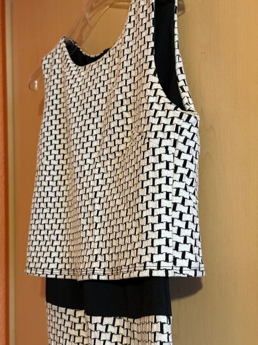 Рокля по тялото в черно и бяло