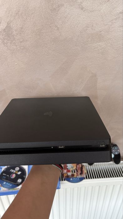 Se vinde ps4 slim si xbox one s
