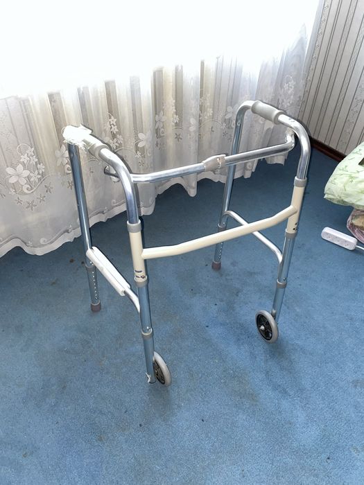 Инвалидная коляска и ходунки