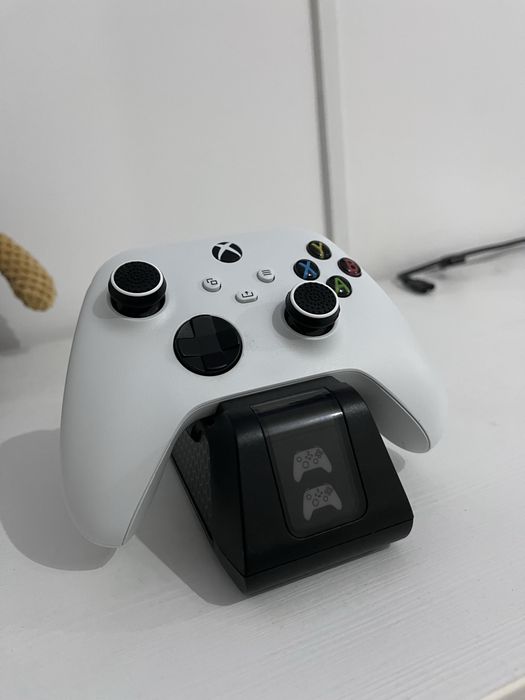 Xbox Series S 512 GB + Controller Wireless + Dock încărcare