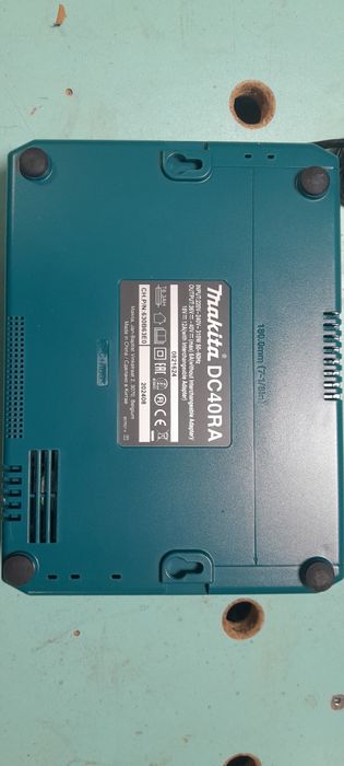 Зарядное устройство MAKITA DC40RA