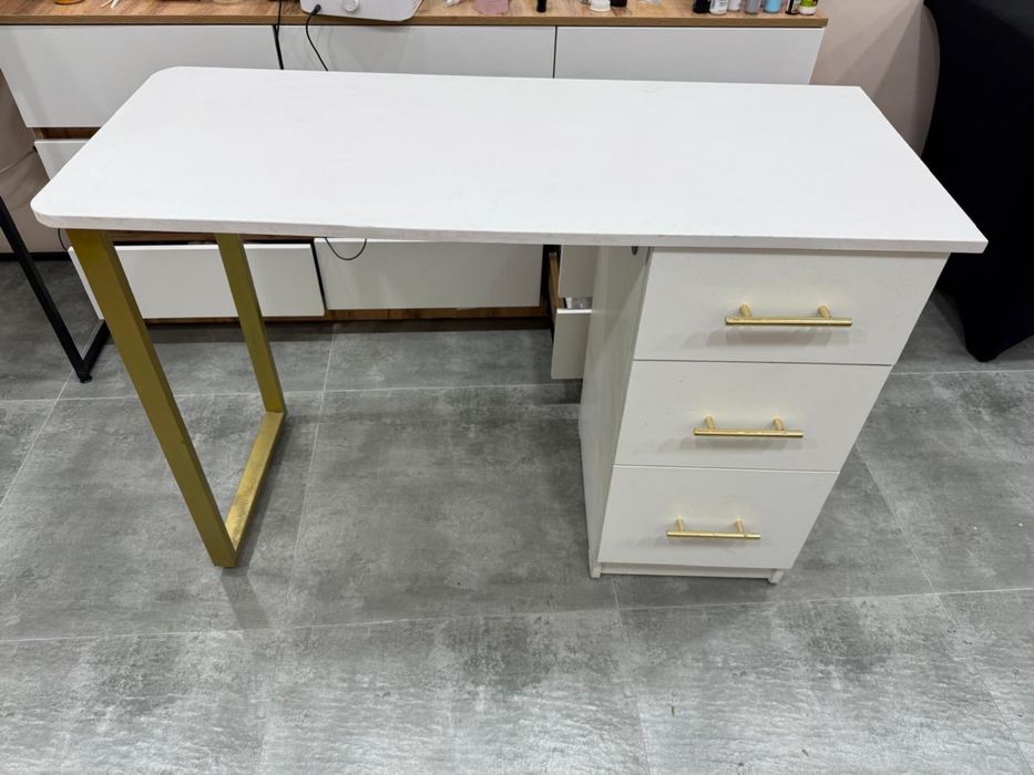 Маникюрный столик