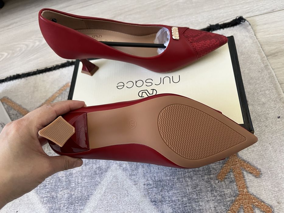 Новые туфли красные