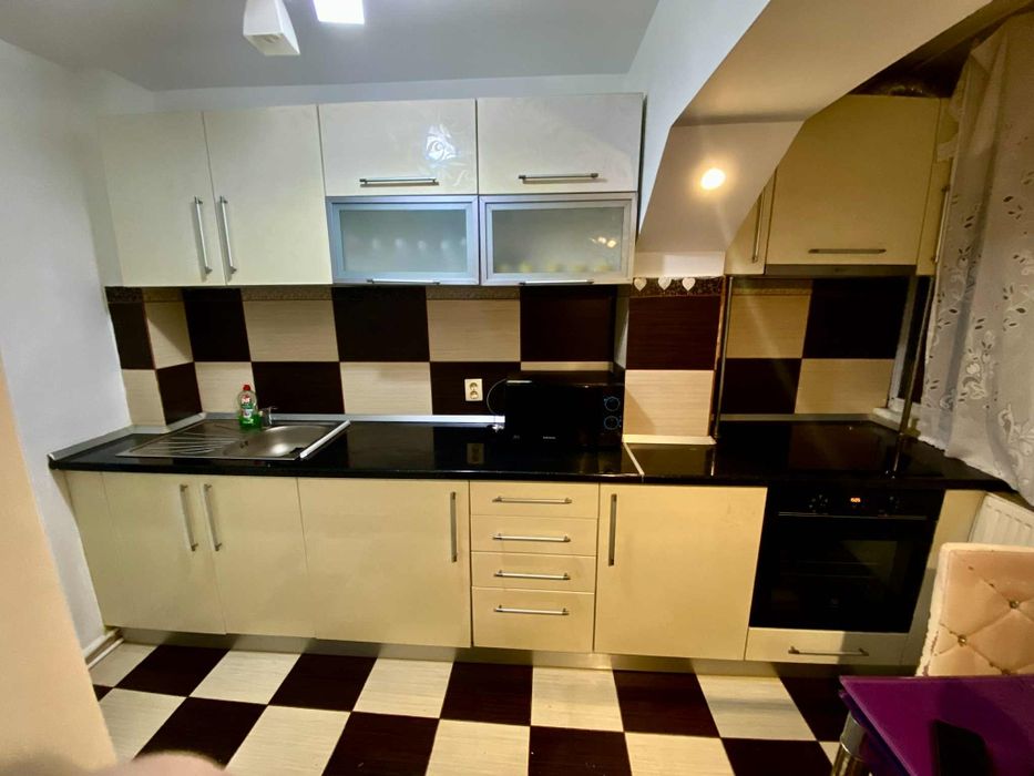 Închirez apartament zona Plopilor.