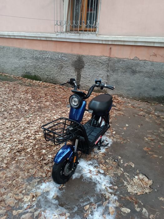 Продаю электроскутер на литионовым акумуляторе 60вольт 25ампер .