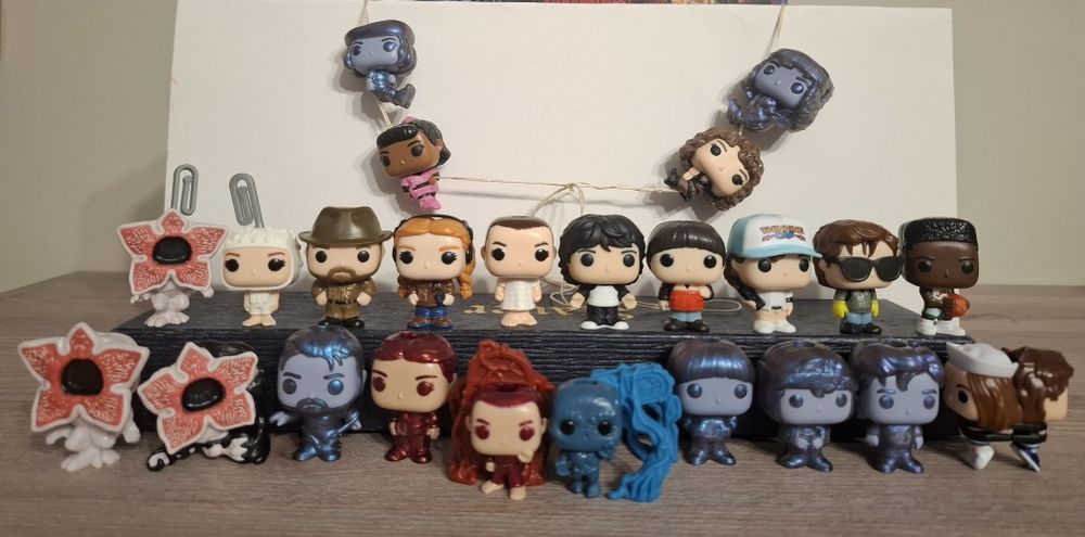 Пълна колекция Stranger things kinder joy