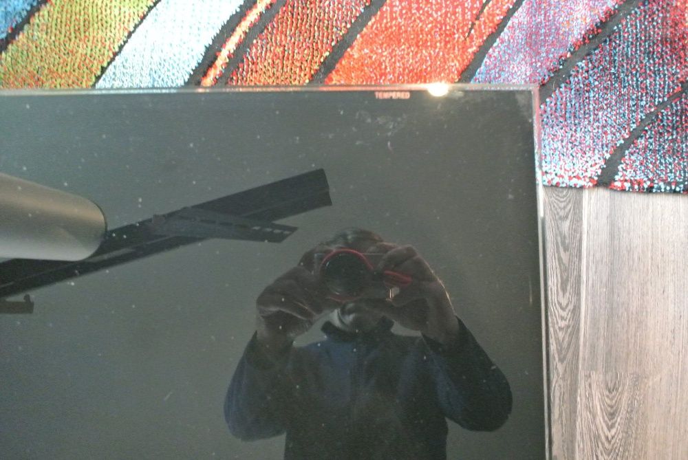 Фирмена стъклена маса за телевизор до 42 инча.