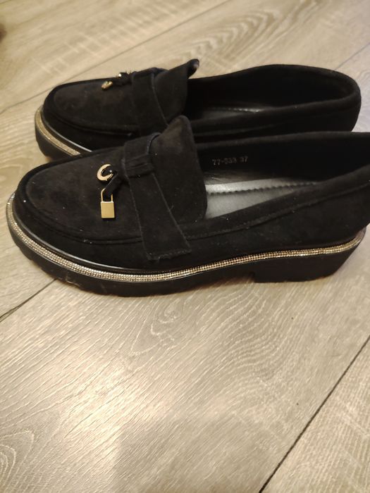 Pantofi eleganți din piele întoarsă.